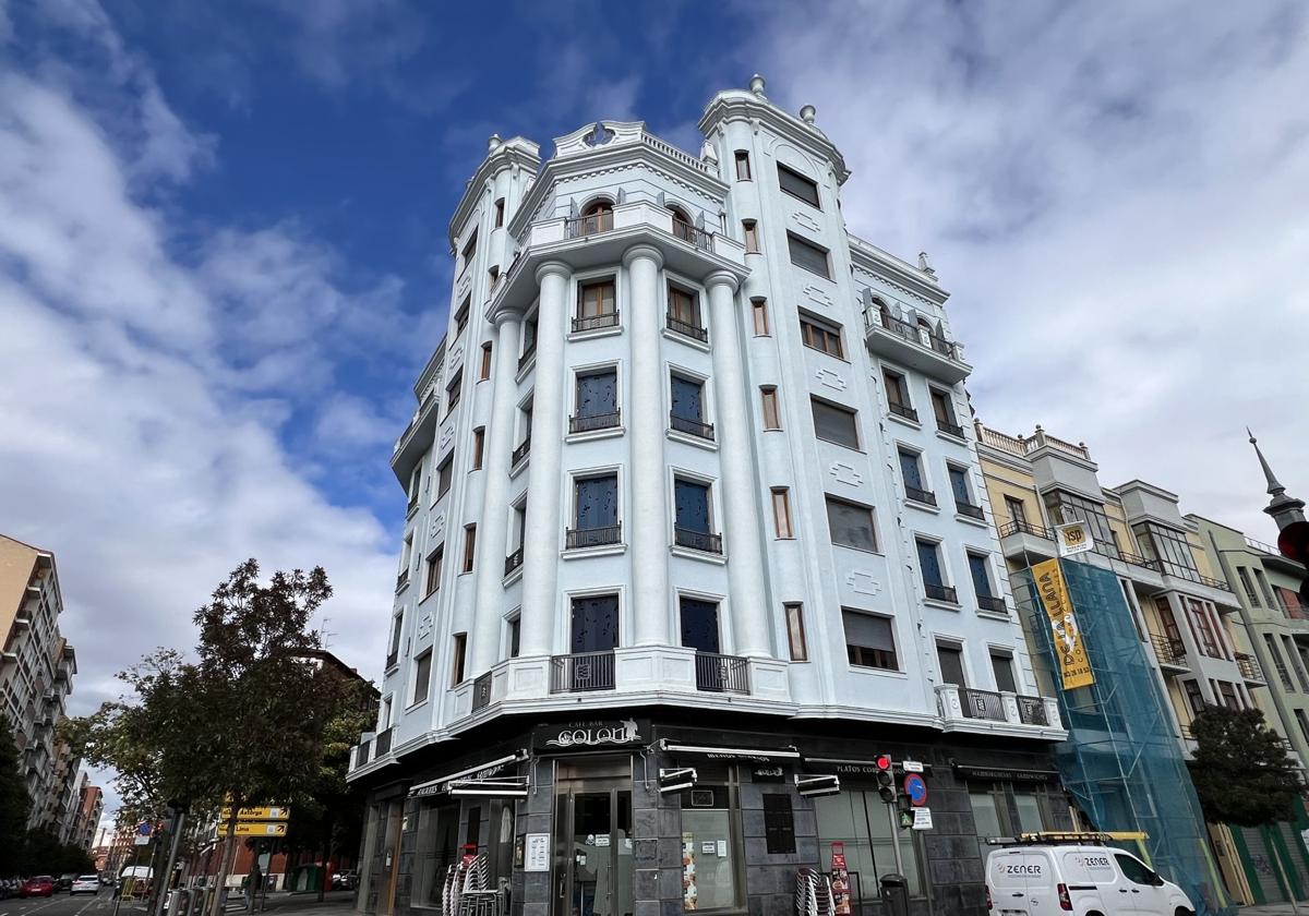 Edificio azul ubicado en la calle Gamazo.