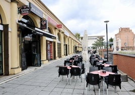 Exterior del centro comercial Rondilla, en la plaza de Alberto Fernández, con el centro cívico al fondo.