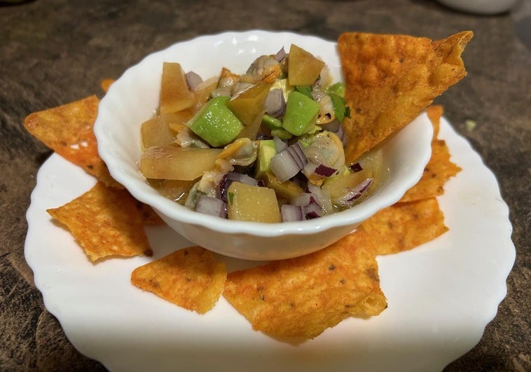 El ceviche con unos nachos para acompañar.