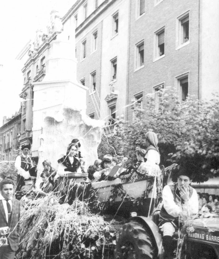 Imagen secundaria 2 - Arriba, la primera junta directiva de la Casa de Galicia en 1954, presidida por Luis de Castro (sentado). Abajo, socios en la fiesta del patrón de 1964 y carroza en las fiestas de San Mateo de 1963.