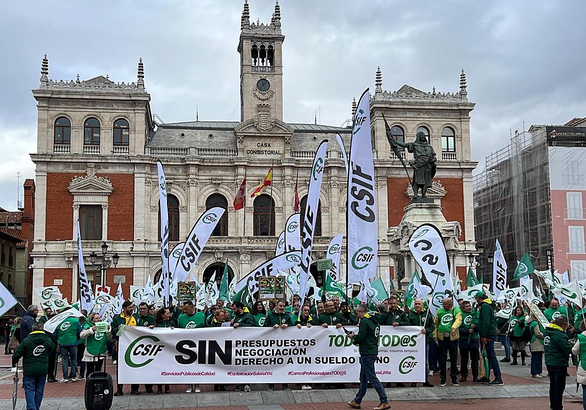 Manifestación convocada por CSIF, este jueves en la Plaza Mayor de Valladolid.