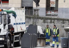 Operarios del servicio de recogida de basuras en Segovia.