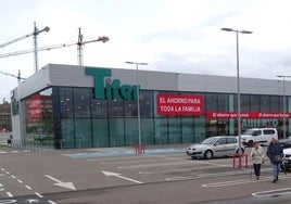 El nuevo supermercado Tifer de la avenida de Burgos, que ocupa el lugar del Lupa de la misma cadena.