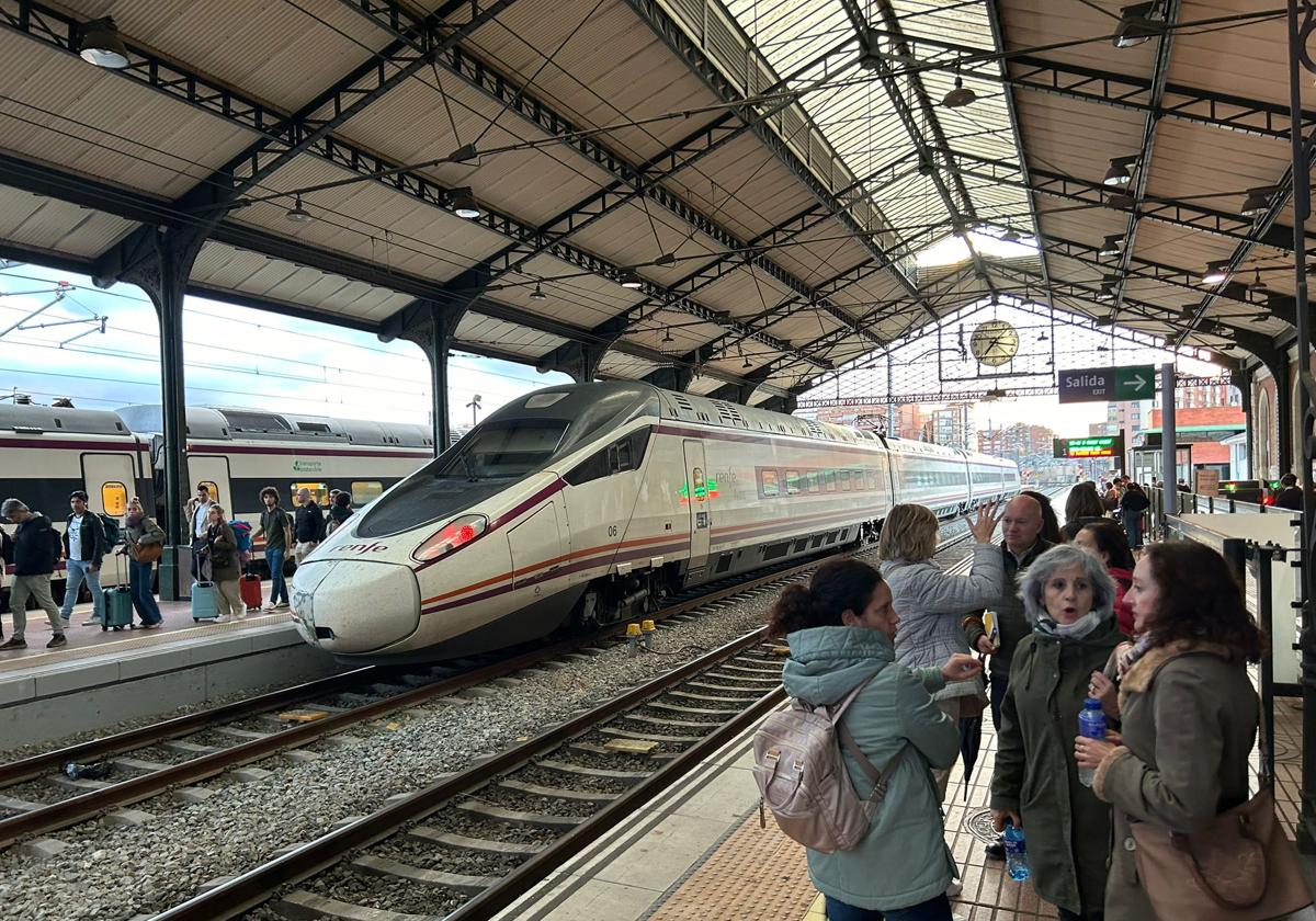 Viajeros en el andén de la estación en la tarde de hoy.