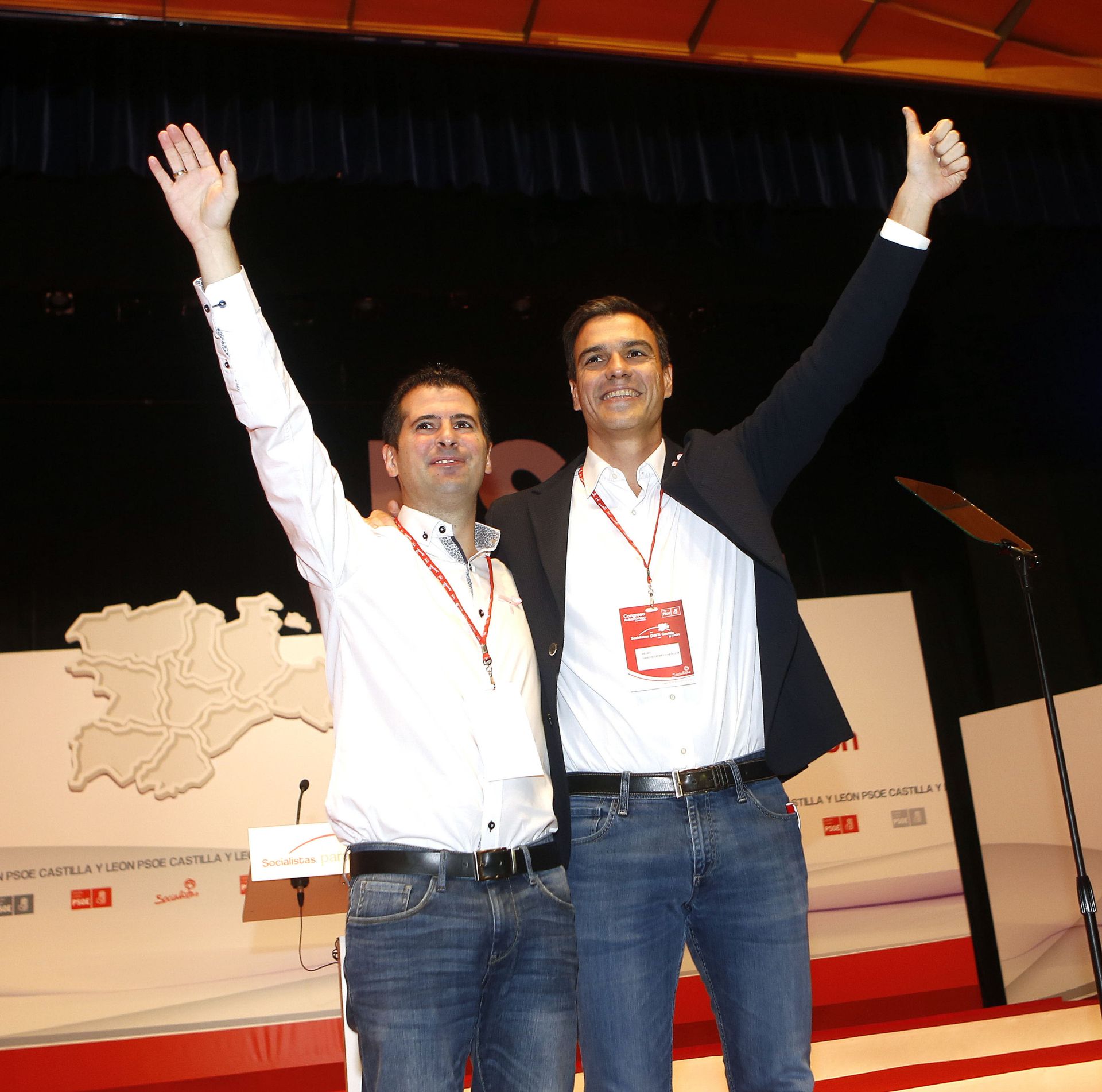 Luis Tudanca y Pedro Sánchez, en el escenario de la Feria de Valladolid tras la celebración del Congreso socialista en el que se proclamó oficialmente secretario autonómico al burgalés