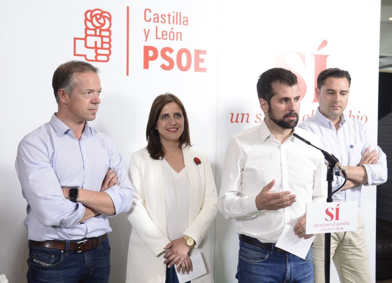 Noche electoral del 26J de 2016. Luis Tudanca analiza los malos resultados del PSOE acompañado por Ander Gil, Esther Peña y Daniel de la Rosa, en Burgos