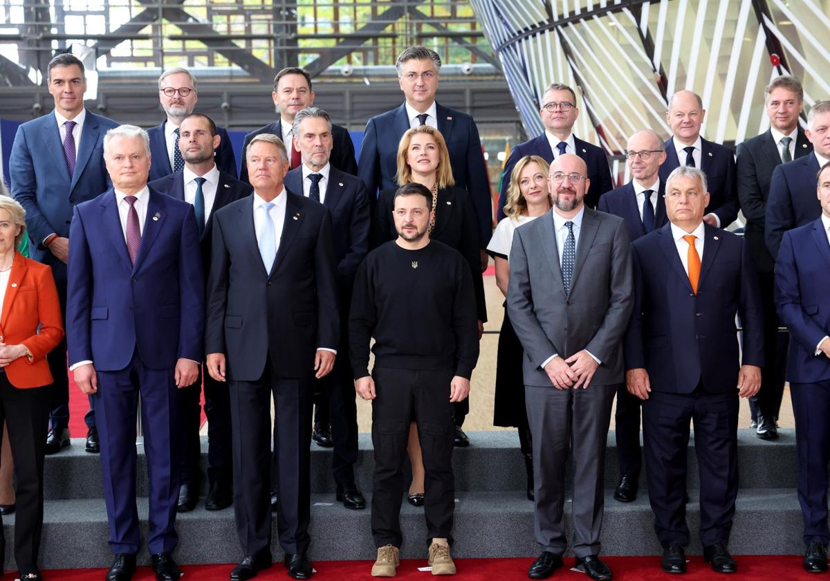 Foto de familia con Zelensky antes del comienzo de la cumbre europea, este jueves.