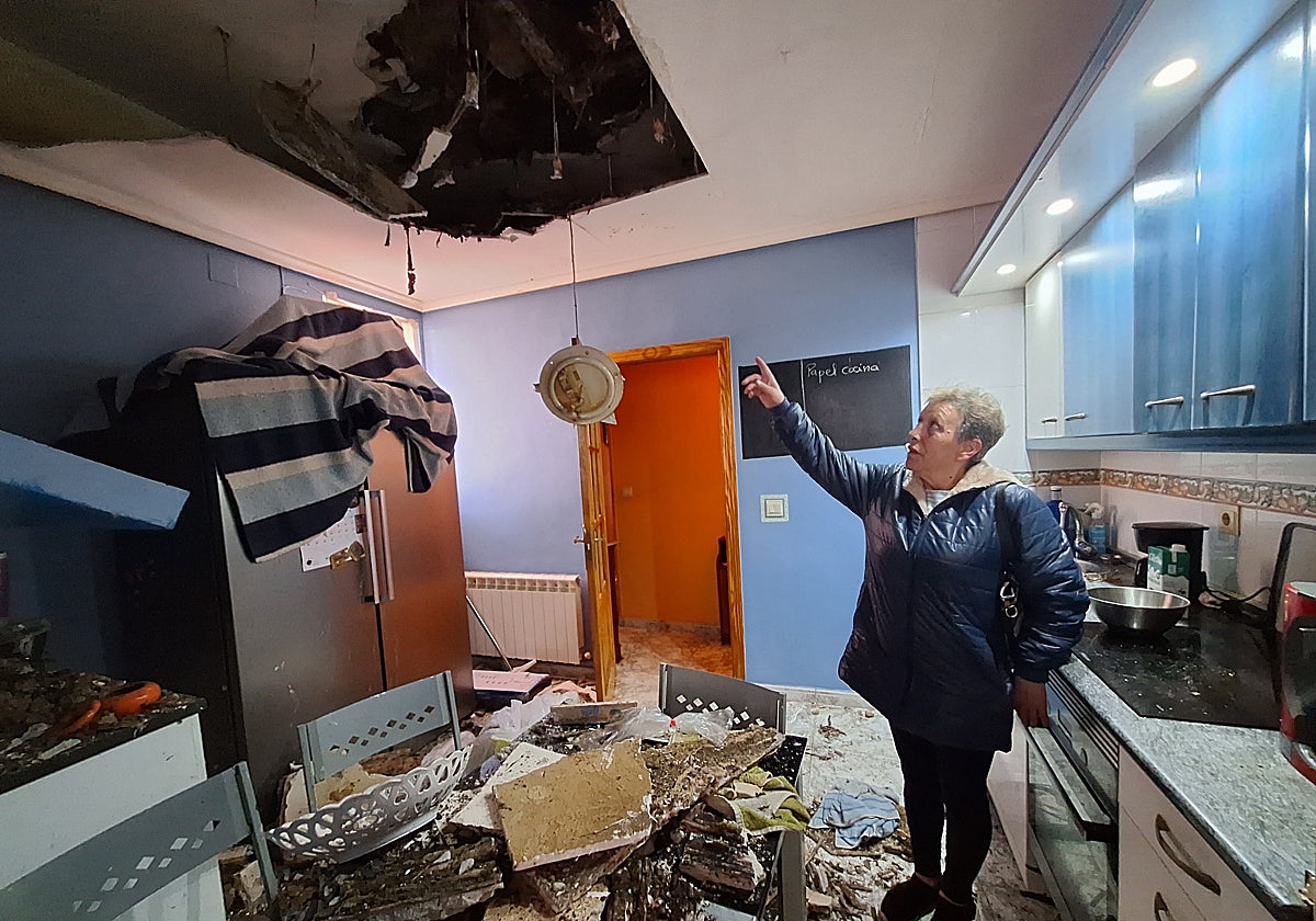 Marisa Lorenzo señala el techo caído de la cocina