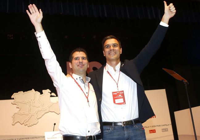 Luis Tudanca, junto a Pedro Sánchez en el Congreso de 2014 celebrado en Valladolid.