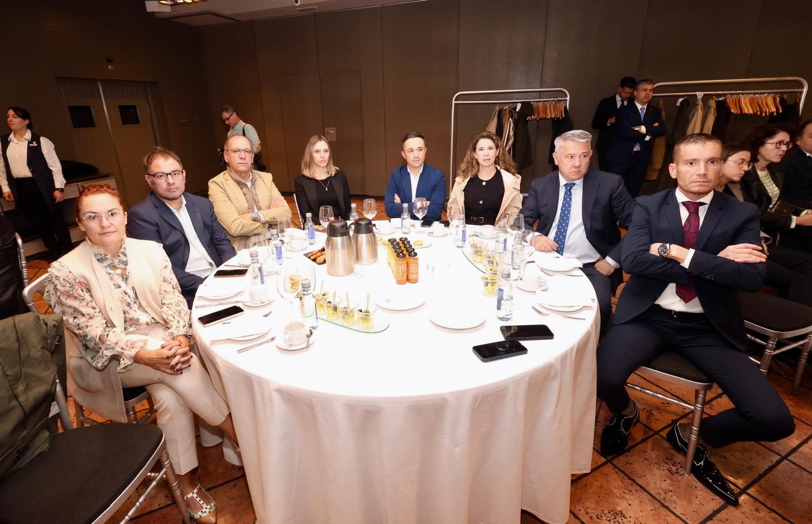 Silvia Padrones, directora financiera de Hiperbaric; Luis Miguel Torres, agencia de noticias ICAL; César Polvorosa, consejero del Grupo Palausa; Laura Martínez, directora financiera del Grupo Palausa; Sergio Hernández, analista financiero de Empresa Grupo Zener; Sara de Frutos, directora financiera del Grupo Zener; José Antonio Martínez, director de patrimoniales del Grupo Zener; y Javier Blanco, gerente de JBR Inmobiliaria. 