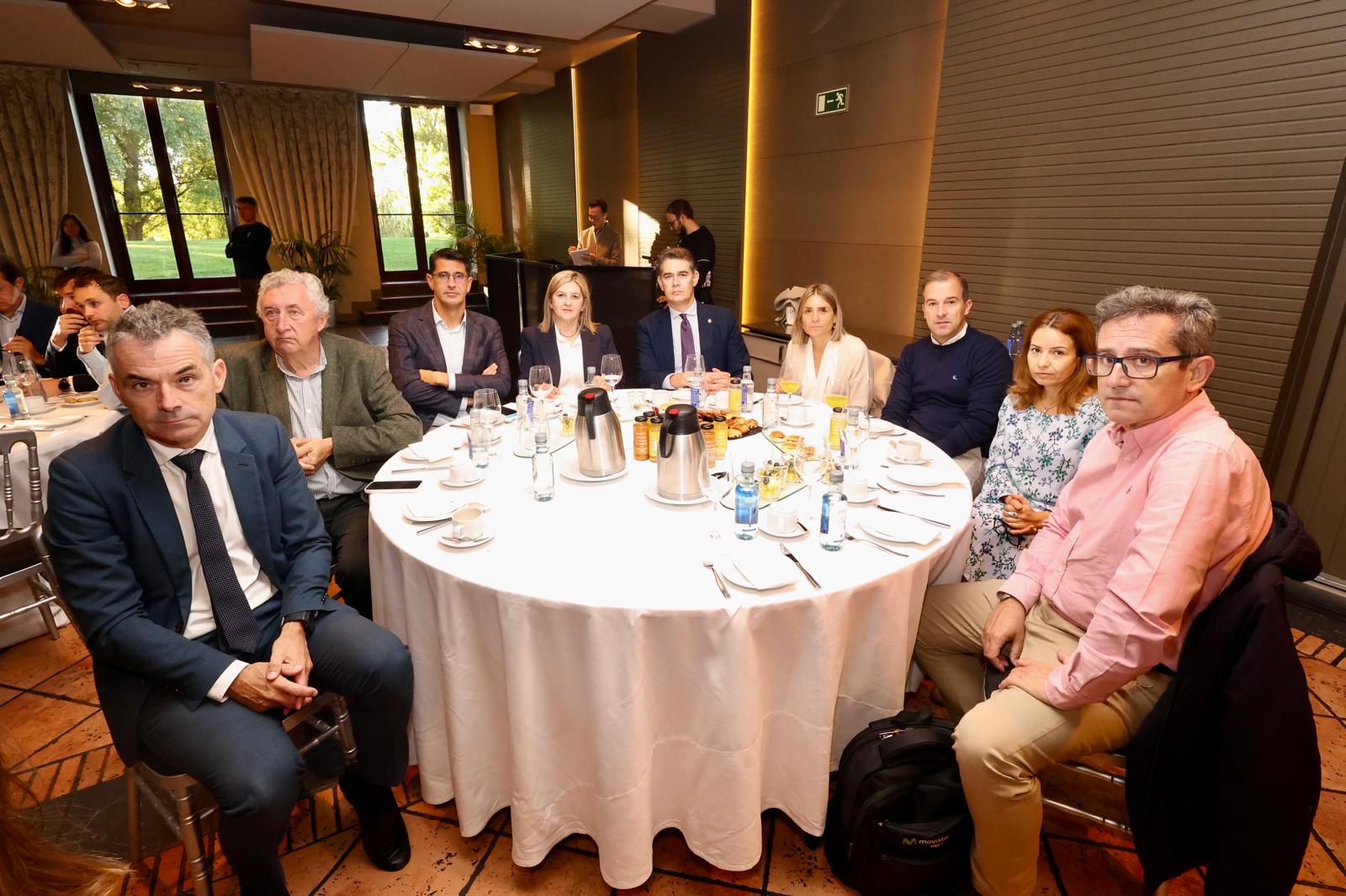 Jesús García, director de Aquona; Miguel Ángel Medina, Colegio de Ingenieros de Caminos; David Cerezo-Yuste, Gestoría Cerezo-Yuste; Charo Gómez, Colegio de Gestores de Castilla y León; Felipe Cerezo-Yuste, secretario del Colegio Oficial de Gestores Administrativos de Castilla y León; Elena Llorente, inspectora de Comercio Exterior de la Dirección Territorial de Comercio; Juan Mateos, director rinanciero de Madison; Feli María de la Calle, responsable Contabilidad del Departamento Financiero de Madison, y Juan Carlos Sáez, CEO de Gecarsa. 