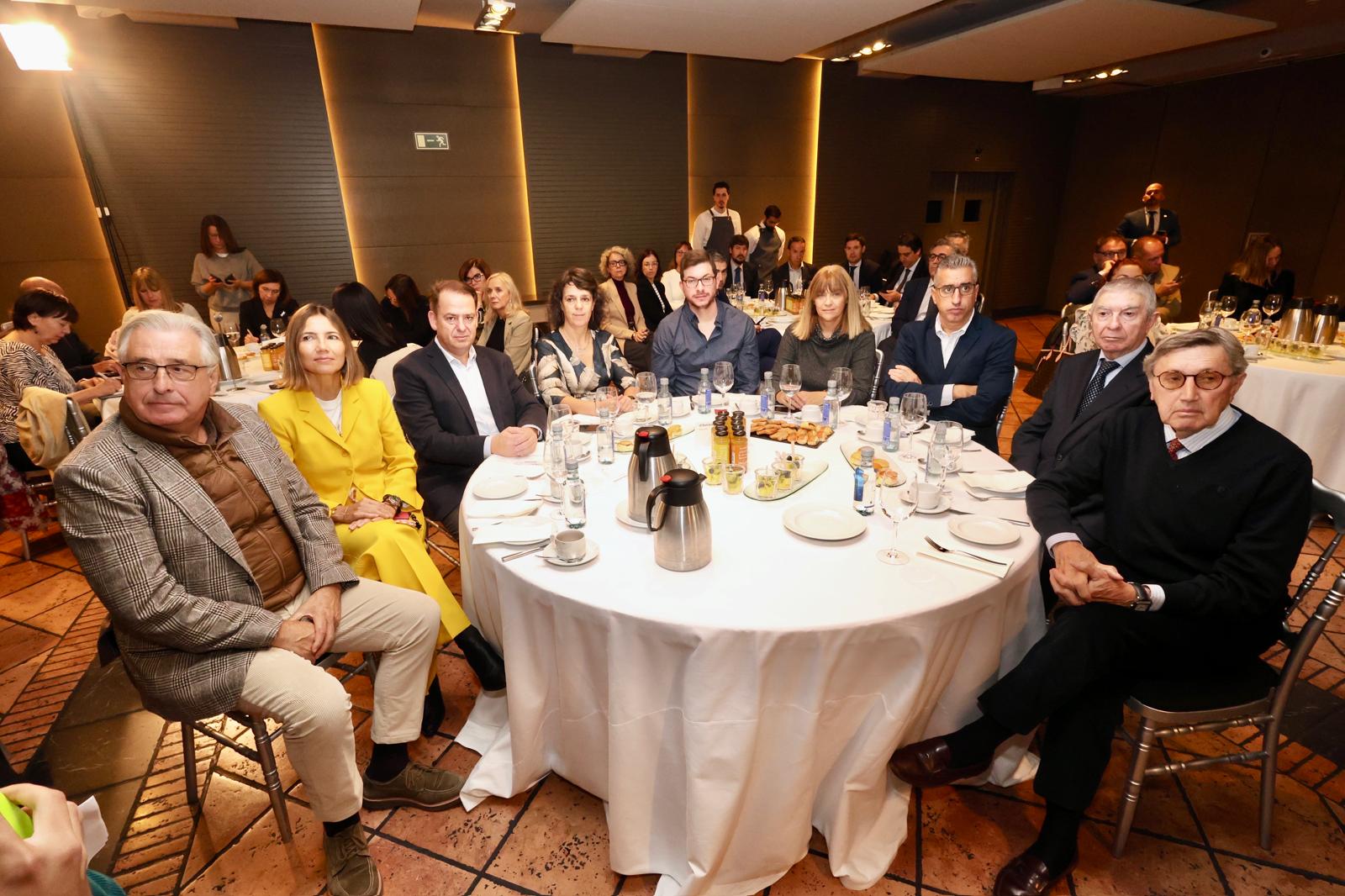 Moisés Becedas, Sociva; Marta Mateo, El Norte de Castilla; Valentín Cantalapiedra, Porcelanosa Valladolid; Marta Castaño, directora financiera de Collosa; Santiago García, director financiero de Agropal; Isabel Arias, gerente Desarrollo y Negocio de Grupo EULEN; José Luis Díez, director territorial de Grupo EULEN; José Luis Gómez, Gasindur; y Jesús Galván, economista. 