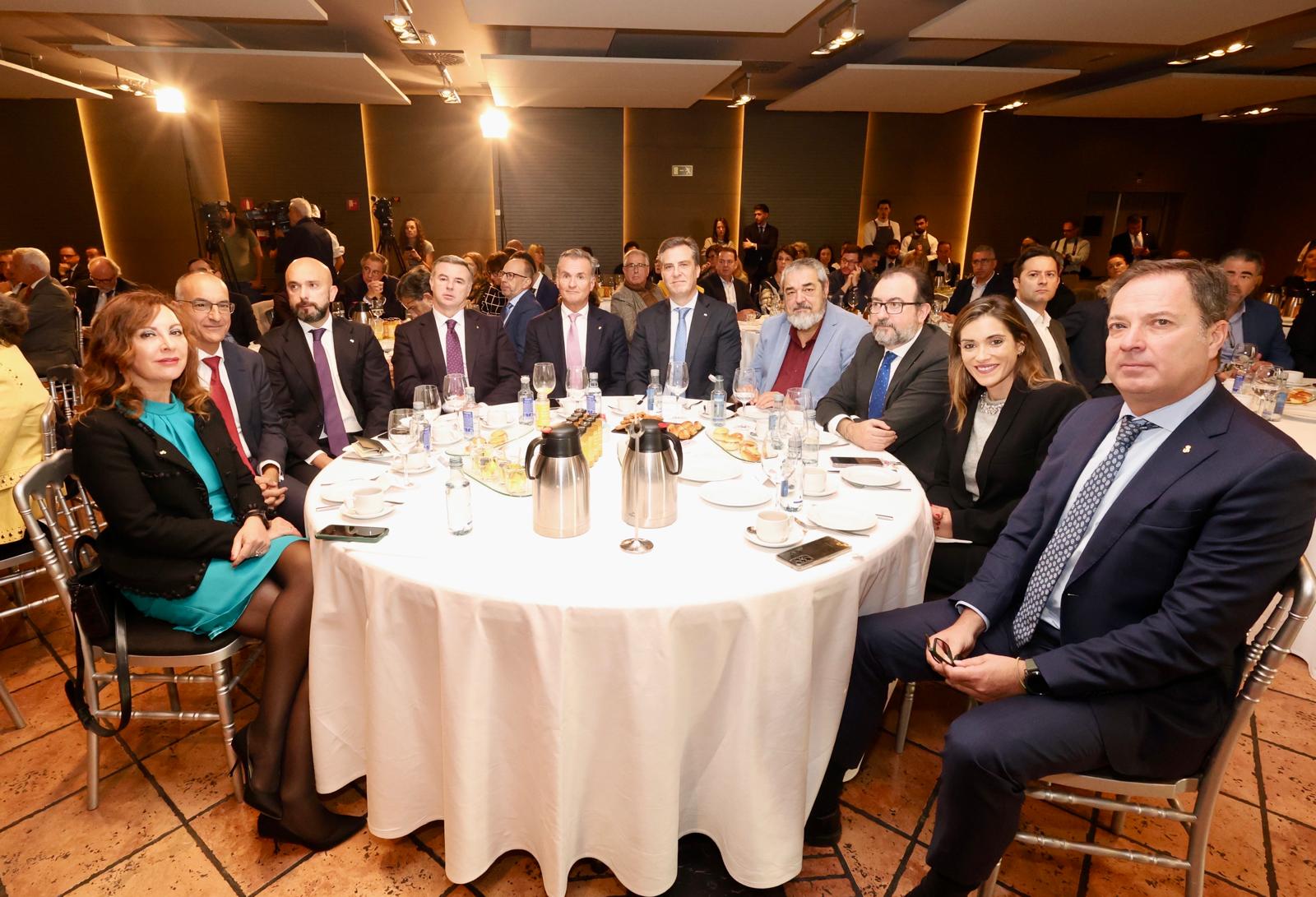 Cristina Santos, directora regional de Castilla y León de Banco Sabadell; Noé Martín García, CEO de Collosa; David Fermiñan, Banco Sabadell; Jorge Cienfuegos, Banco Sabadell; Pablo Lozano, director territorial de Banca Privada de Banco Sabadell; Rafael Pérez, director de Equipo de Banca de Empresas de Banco Sabadell; Carlos Aganzo, director de Relaciones Institucionales de El Norte de Castilla; Javier Merino, director comercial regional de Banco Sabadell; Maria José Tapia, CEO de Naturpellet; y Fernando Ponzán, director Banca Privada de Castilla y León del Banco Sabadell.