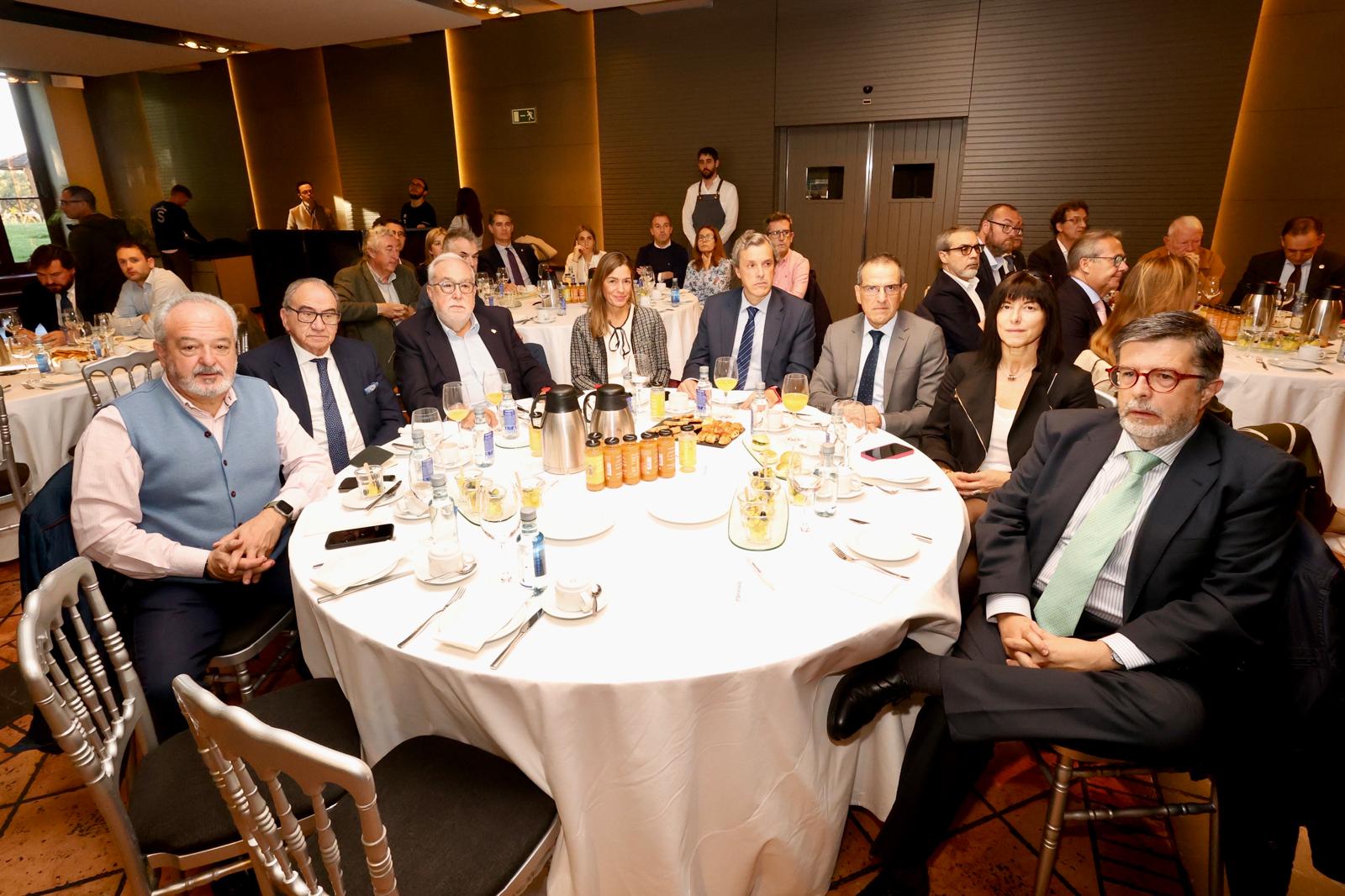 Roberto Frías, Cajamar; Segundo Simón, delegado de la Asociación de Amigos de la Universidad de Navarra; Juan Useros, Federación Hípica de Castilla y León; Raquel Hernández, Dirección Comercial de Mapfre; Carlos Fernández, director técnico de Mapfre; Fernando Antúnez, subdirector general de Cobadu; Sonia Gallego, directora territorial de Castilla y León de Gesvalt, y José Ángel Renero, delegado territorial de Consorcio de Compensación de Seguros. 