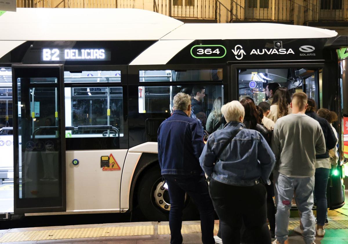 Usuarios de Auvasa cogen uno de los autobuses que circulan por la ciudad.