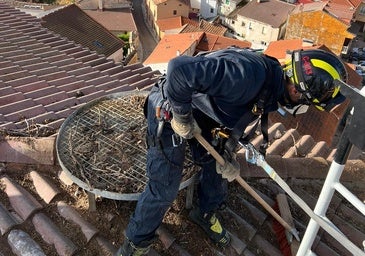 Los Bomberos retiran un gran nido de Cigüeña en Pesquera de Duero