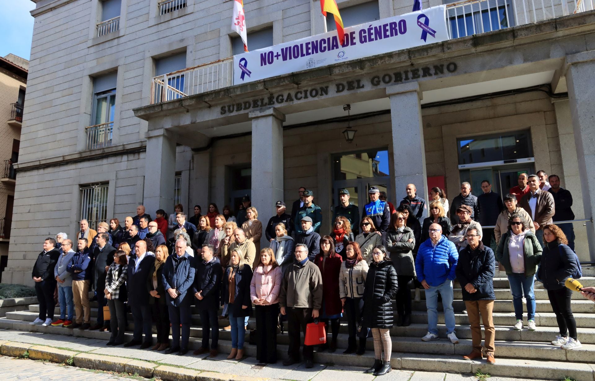 El alcalde de Cuéllar (en el centro) habla con el de Segovia durante la concentración.