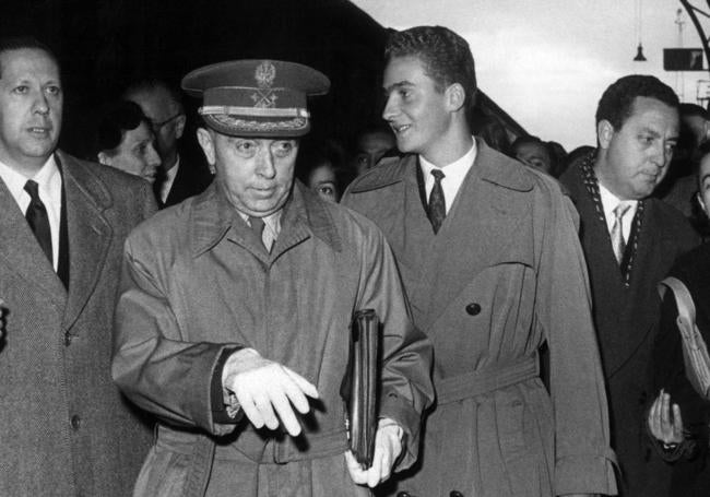 18 de enero de 1955. Juan Carlos de Borbón, justo detrás del teniente general Carlos Martínez de Campos y Serrano, duque de la Torre, en la estación de Delicias donde había llegado procedente de Portugal para comenzar su formación en el palacio de Montellano.