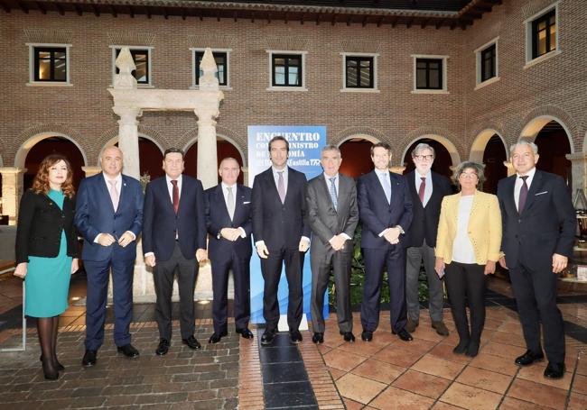 De izquierda a derecha, Cristina Santos, directora regional de Castilla y León de Banco Sabadell; Jacinto Canales, subdelegado del Gobierno en Valladolid; Carlos Fernández Carriedo, consejero de Economía y Hacienda; Pablo Junceda, director general adjunto de Banco Sabadell y director territorial de la Zona Noroeste; Carlos Cuerpo, ministro de Economía, Comercio y Empresa; Iñaki Arechabaleta CEO de Vocento; Eduardo Currás, subdirector general Banco Sabadell y director territorial Centro; Santiago Aparicio, presidente de CEOE Castilla y León; Charo López, directora de Marketing de El Norte de Castilla, y Nicanor Sen, delegado del Gobierno en Castilla y León.