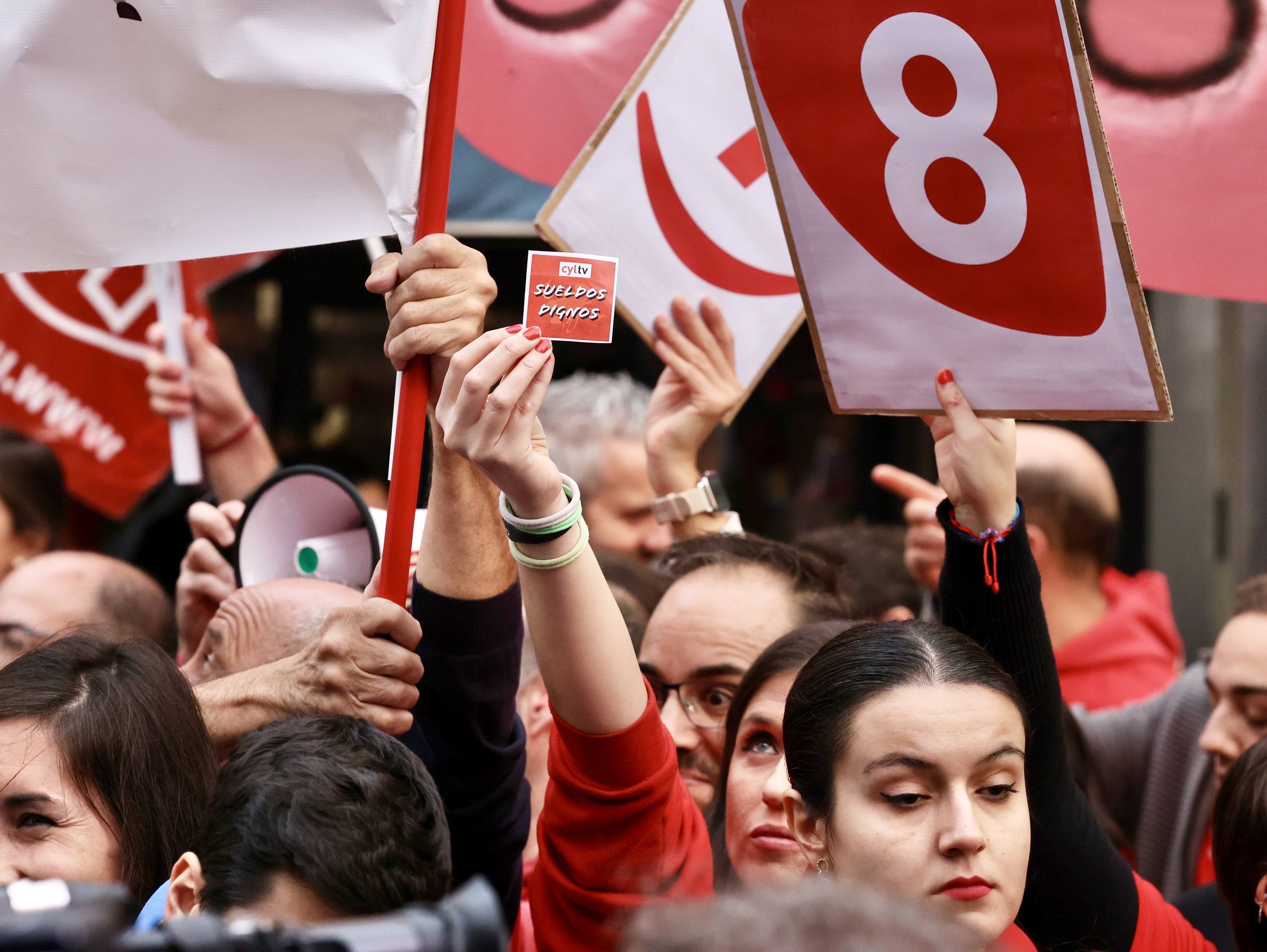 Además de los periodistas que cubrían el acto, los trabajadores de la televisión local y autonómica también han acudido a la alfombra roja de la Seminci 2024 para reivindicar «sueldos dignos»