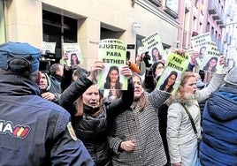 Familiares y amigos de Esther López, en una protesta durante la declaración de Óscar S.