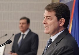 Mañueco, en la presentación de un presupuesto de 2025 no aprobado oficialmente, en presencia del consejero Carriedo.