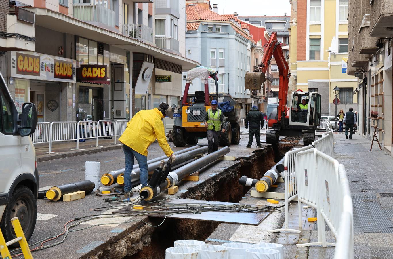 Las obras de la red de calor invaden el entorno de San Lázaro