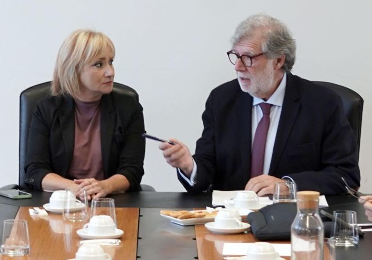 La consejera de Industria, Leticia García, y el presidente de la CEOE, Santiago Aparicio, durante su reunión de este viernes.