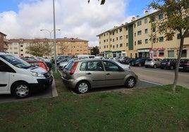 Vehículos aparcados en la plaza Tirso de Molina, este viernes, en el barrio de Nueva Segovia.