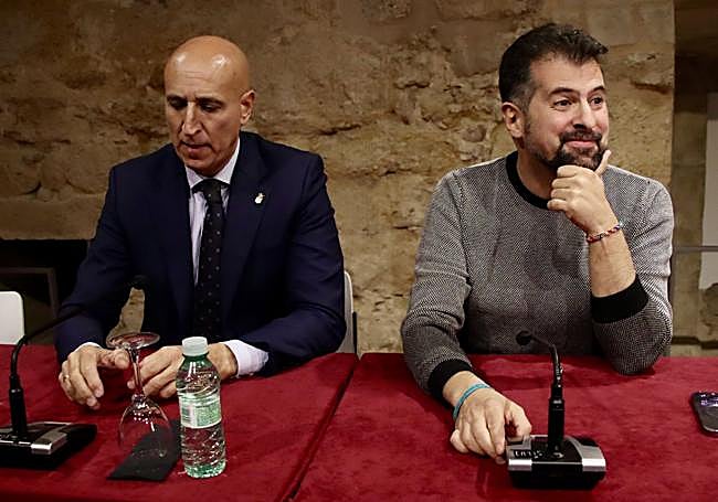 Luis Tudanca, en León, acompañado por el alcalde en un acto promovido por la dirección autonómica del partido con militantes leoneses del PSOE.