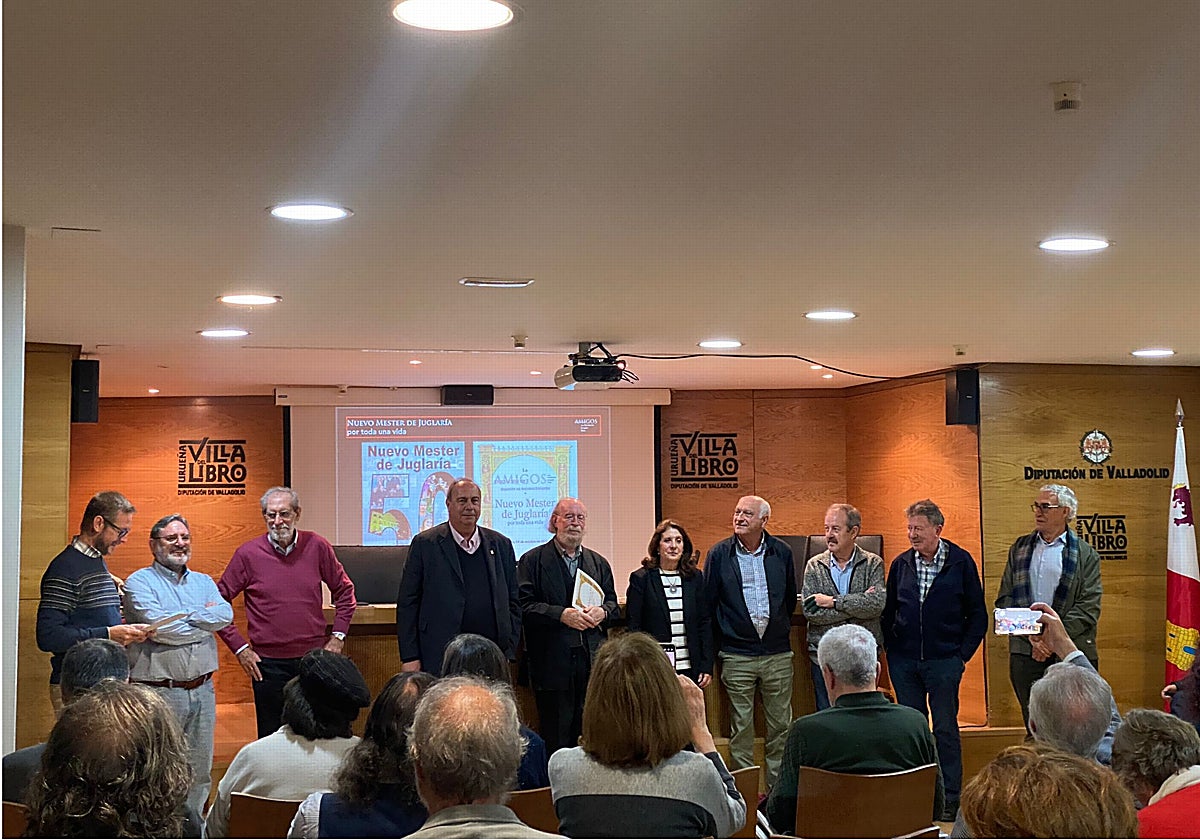 Premiados junto a Joaquín Díaz y directiva de la asociación