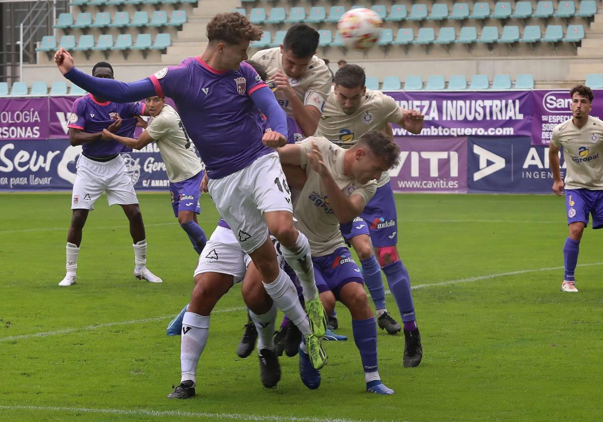 UNa jugada de córner en el derbi palentino en La Balastera.