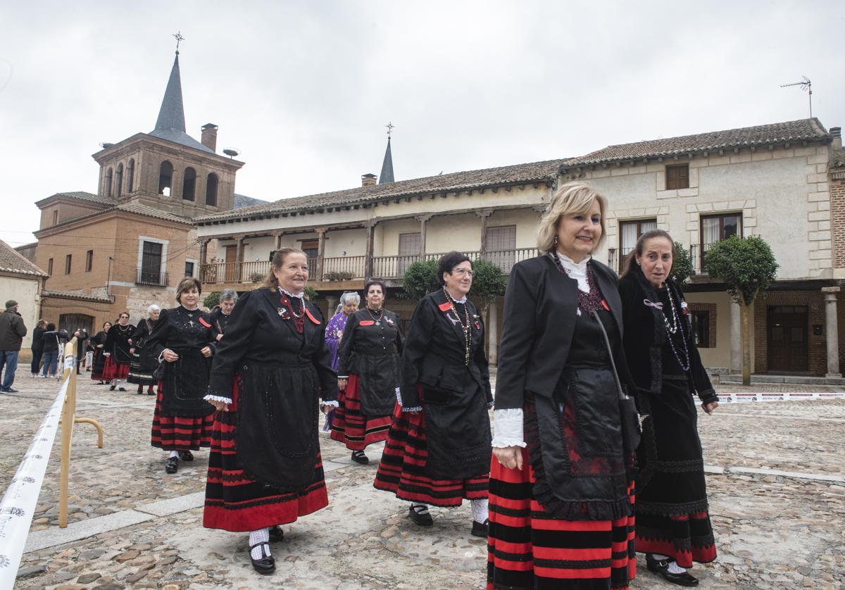 Mujeres lucen sus manteos, este sábado en Martín Muñoz de las Posadas.