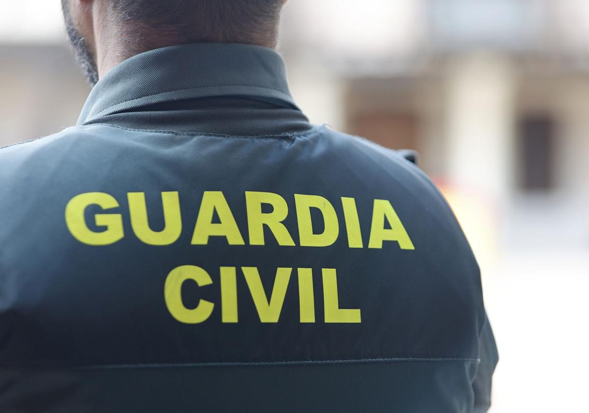 Imagen de archivo de un agente de la Guardia Civil de espalda.