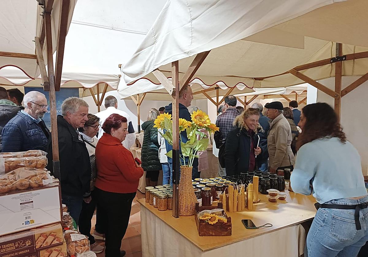 Un puesto de la feria en la iglesia de Santa Marina.
