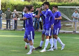 Los jugadores del Becerril celebran el primer tanto del partido.