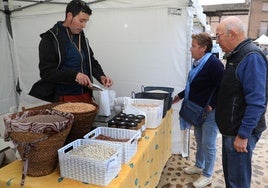 Uno de los expositores con legumbres a la venta, ayer en la Plaza Vieja.