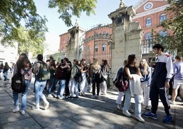 Alumnos del Instituto Zorrilla, de Valladolid, en la entrada al recinto educativo.