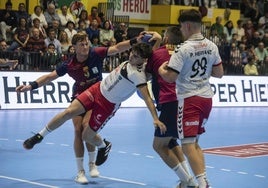 Partido disputado entre el Balonmano Nava y el Barça en Nava de la Asunción