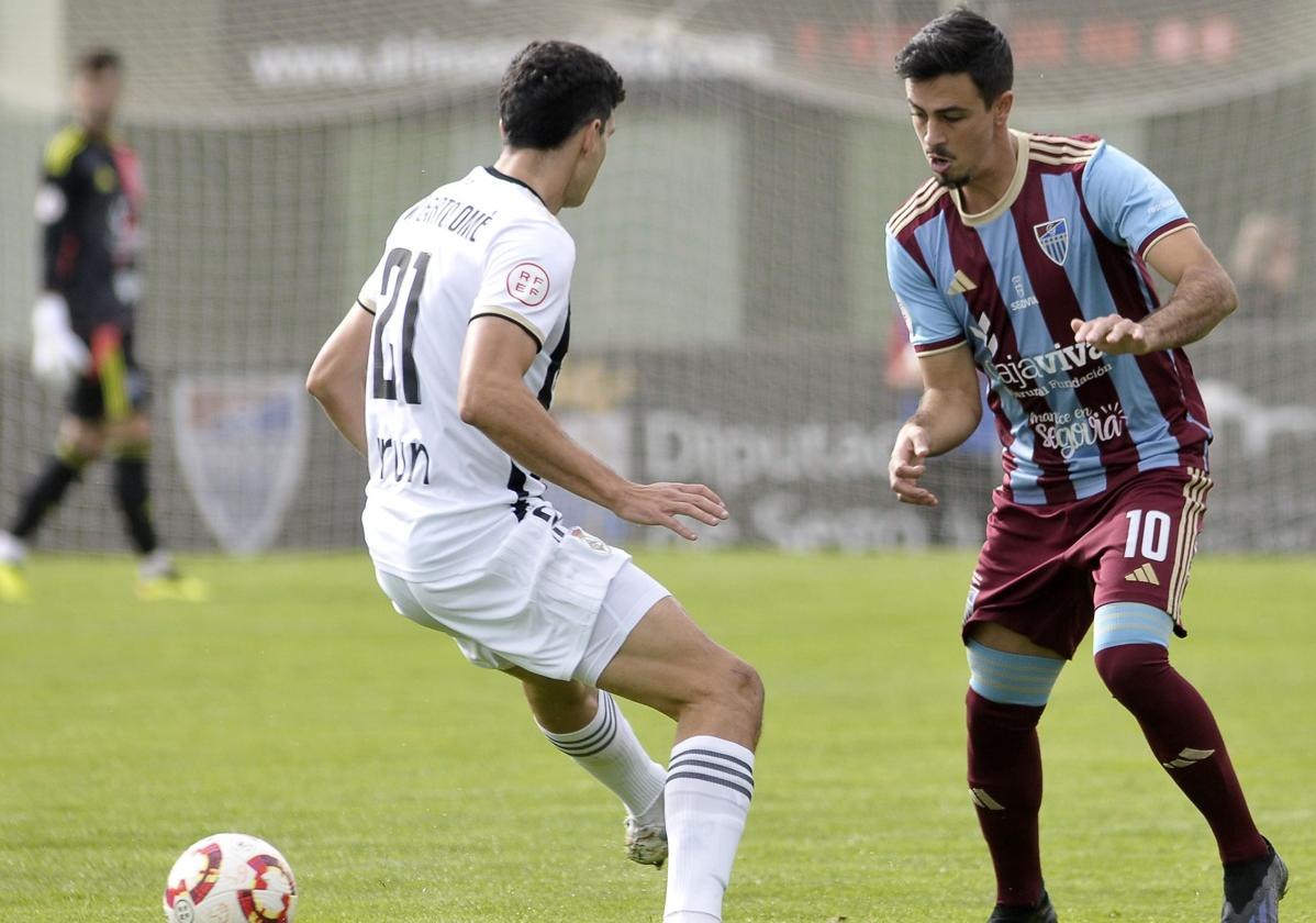 Javi Borrego, ante un jugador del Real Unión.