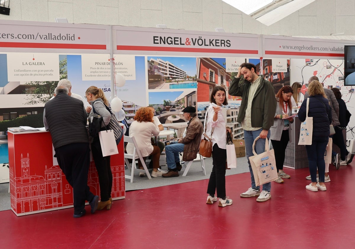 Los comerciales de Engel & Völkers atienden en su stand a potenciales clientes.