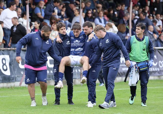 Arnau Andrés se retira lesionado, en brazos de sus compañeros, después de una cabalgada espectacular.