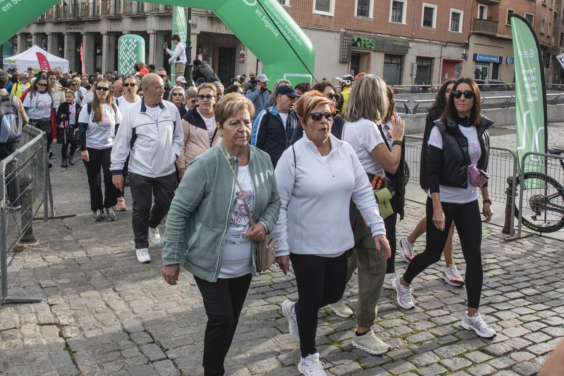 Fotografías de la marcha contra el cáncer de mama 2024