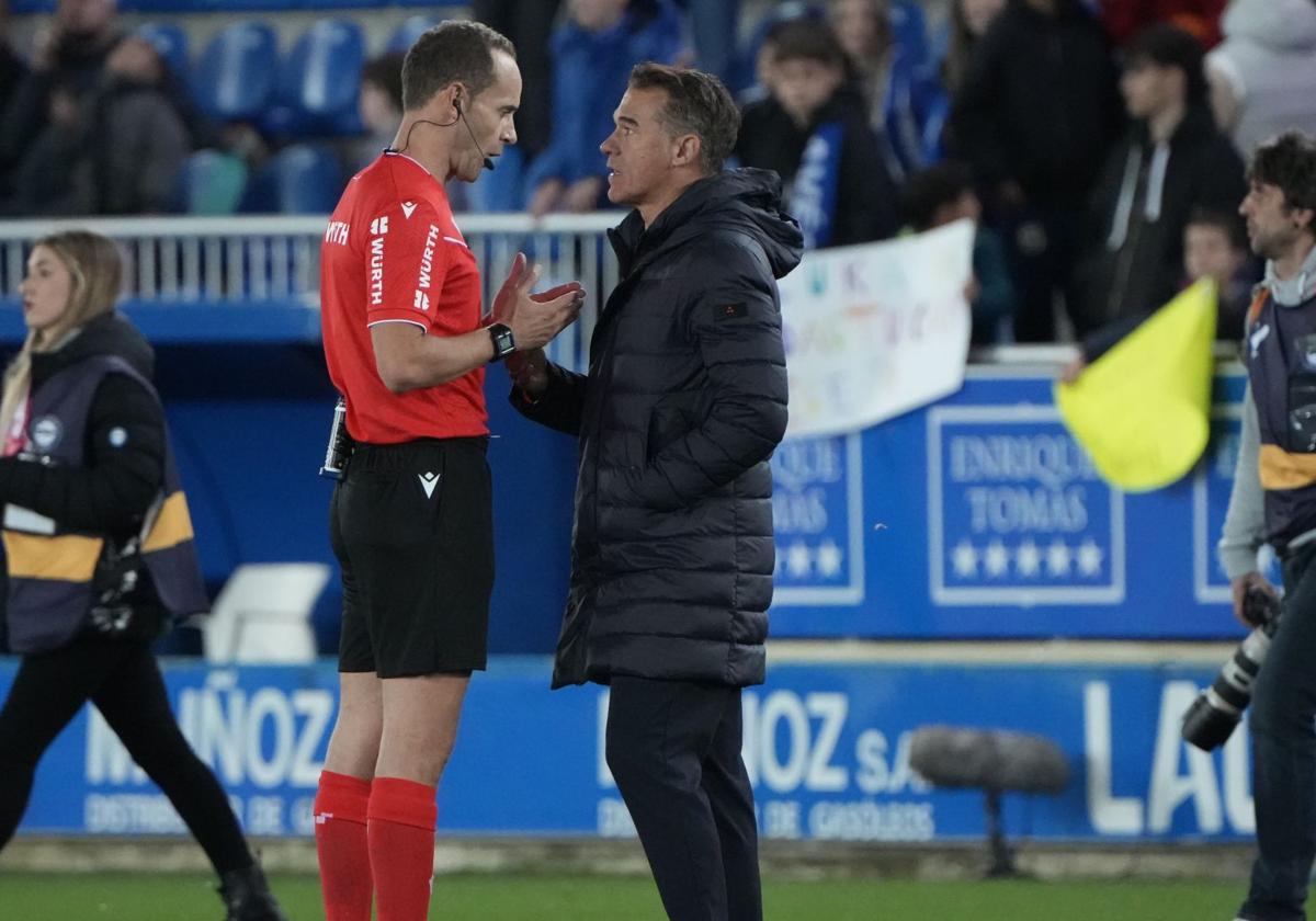 Melero explica su decisión al técnico del Alavés, Luis García.