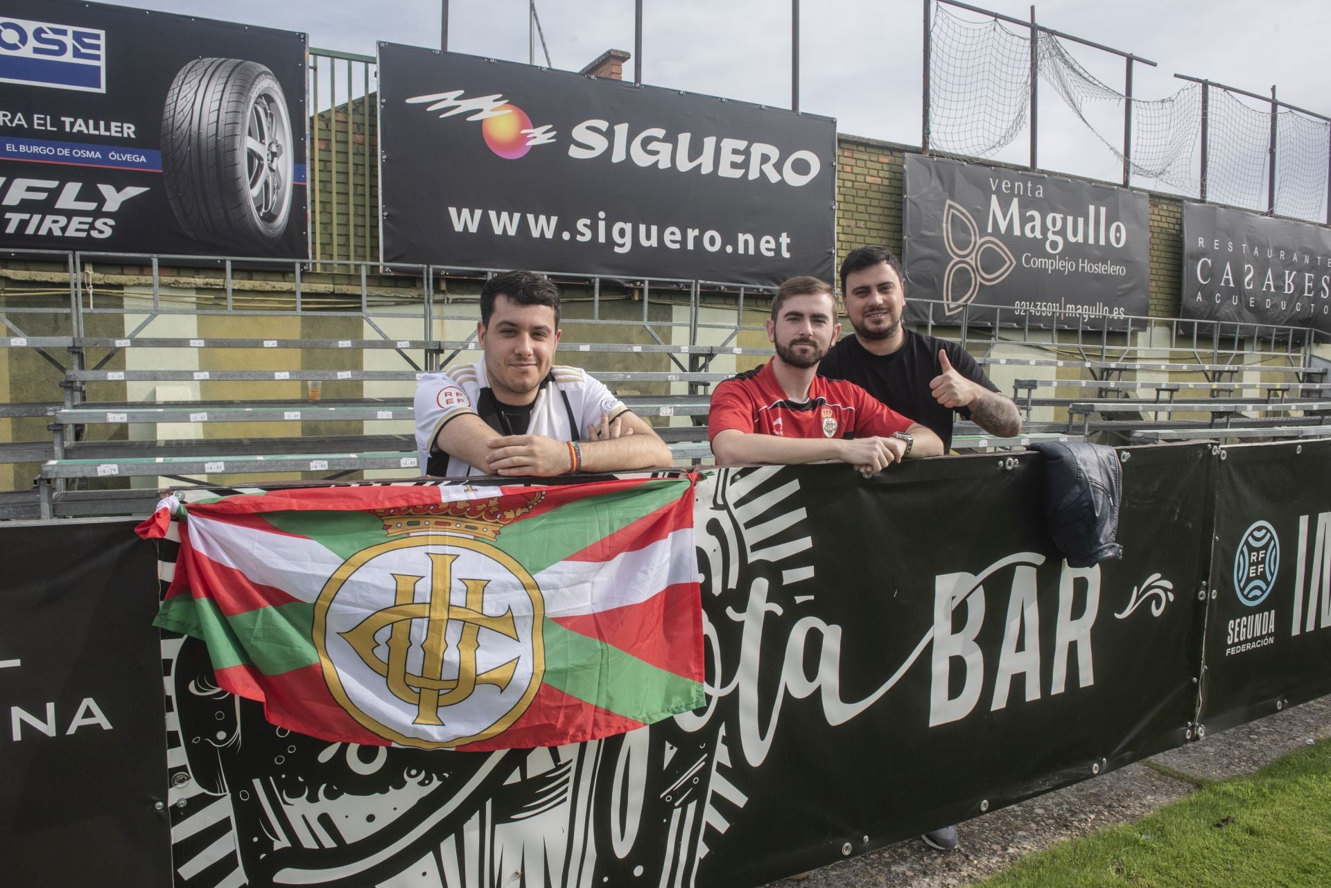 Búscate en las gradas de La Albuera durante el Segoviana vs Real Unión