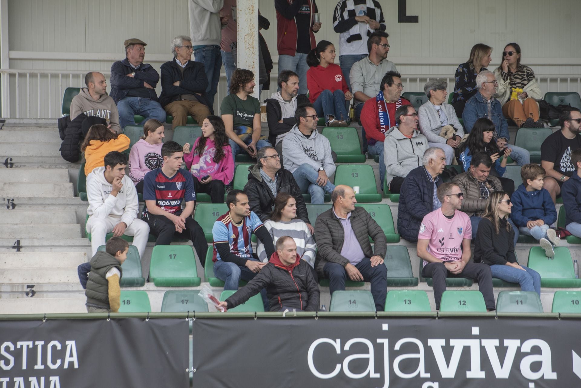 Búscate en las gradas de La Albuera durante el Segoviana vs Real Unión