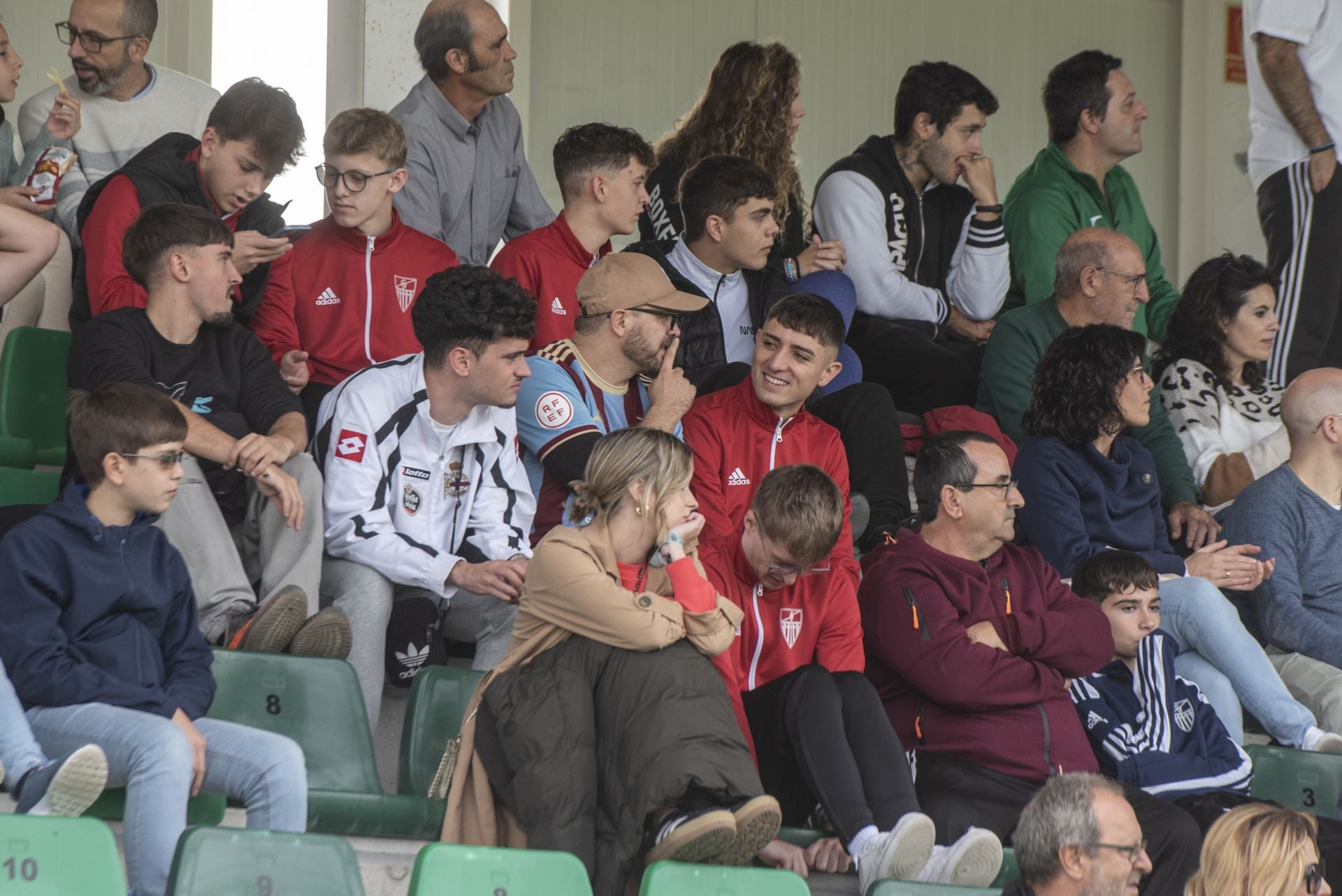 Búscate en las gradas de La Albuera durante el Segoviana vs Real Unión