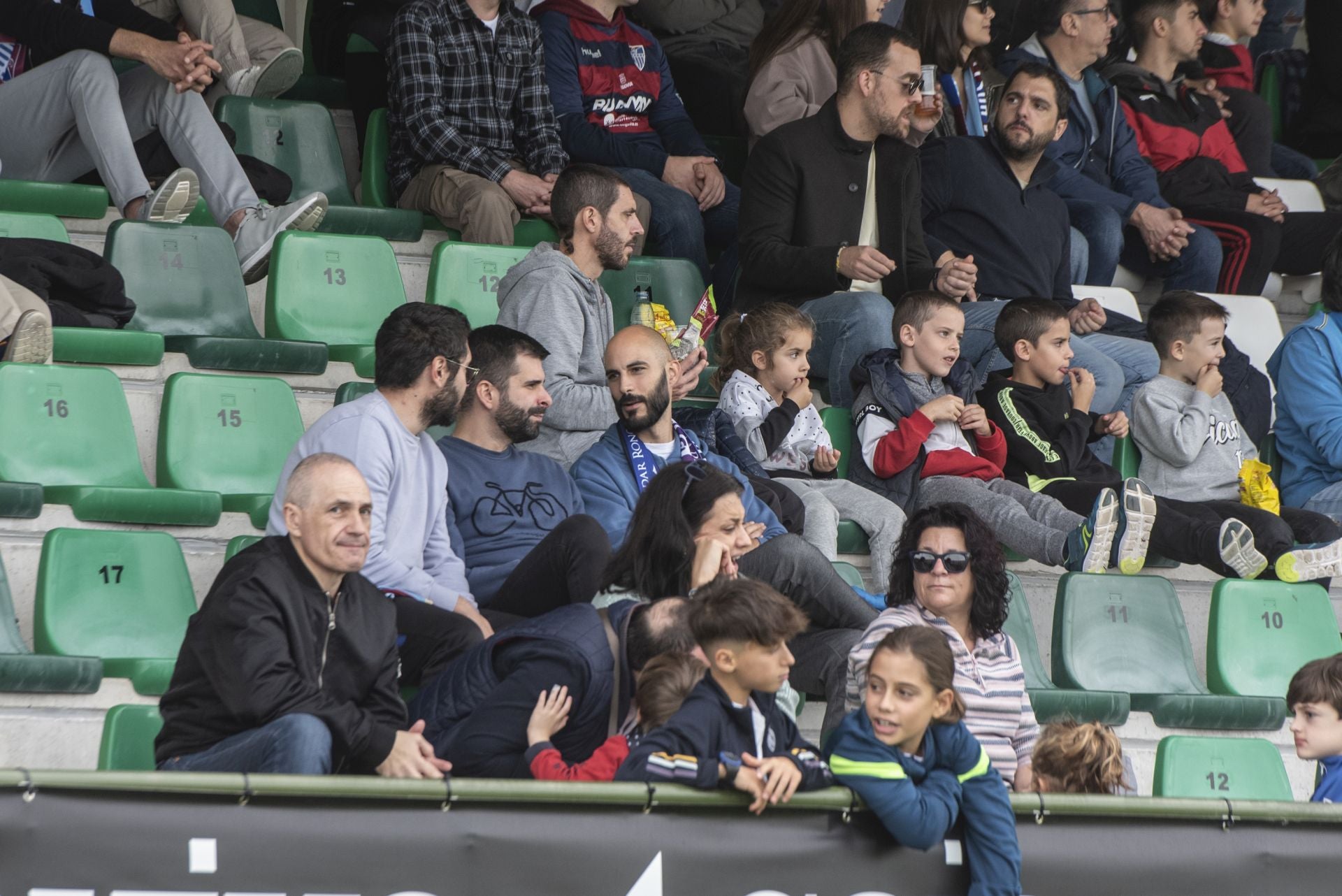 Búscate en las gradas de La Albuera durante el Segoviana vs Real Unión