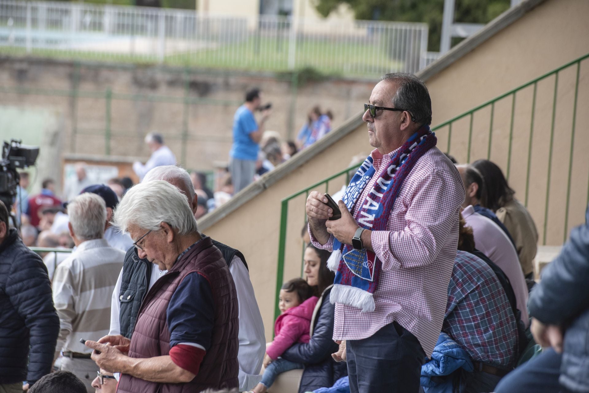 Búscate en las gradas de La Albuera durante el Segoviana vs Real Unión