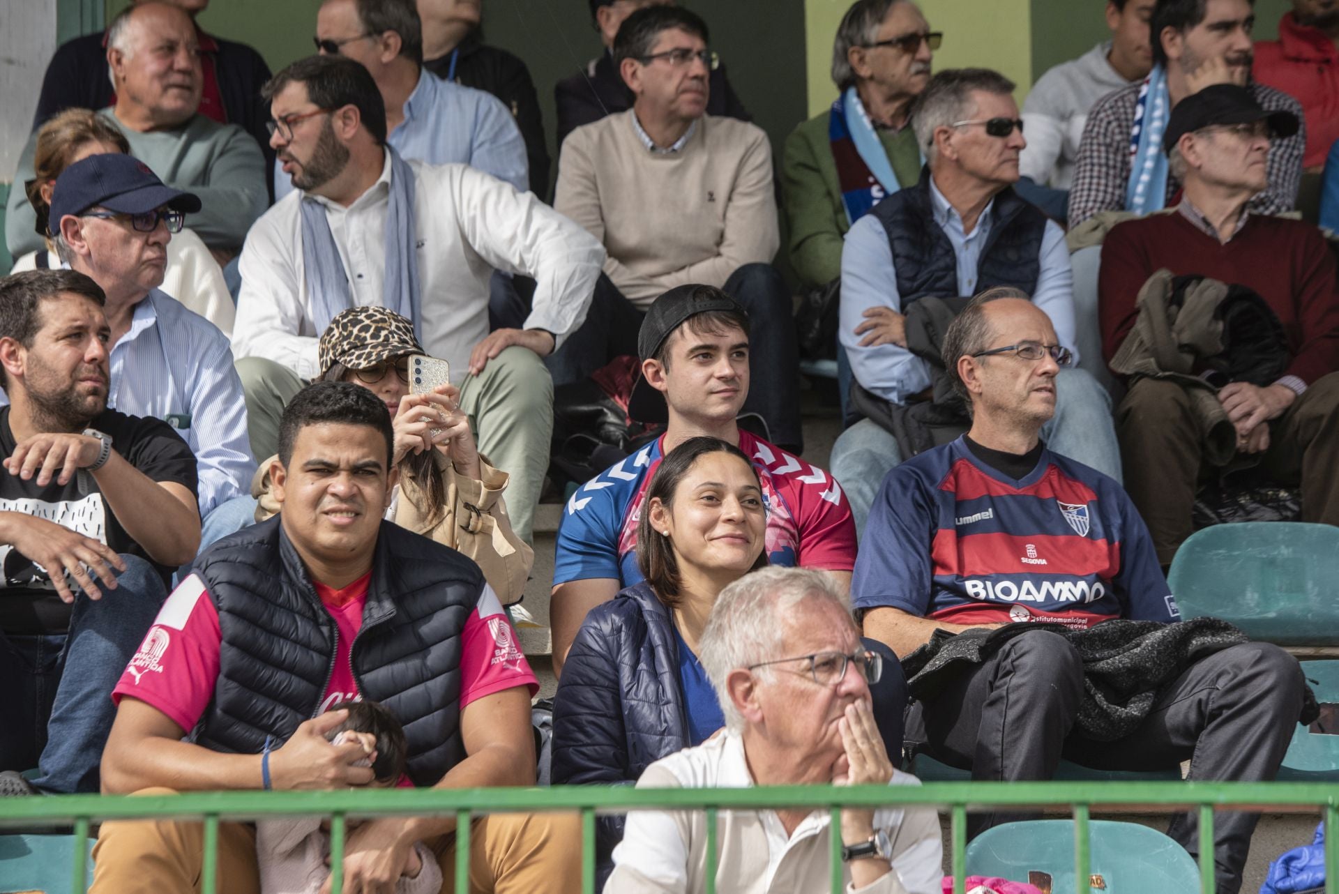 Búscate en las gradas de La Albuera durante el Segoviana vs Real Unión